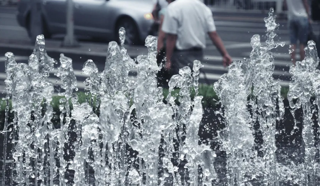 因拖欠污水處理費，污水廠起訴縣政府索賠5.7億，當?shù)財M回購化債